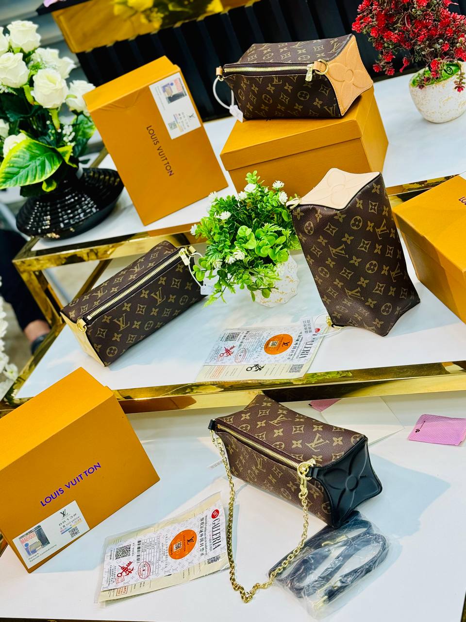 Trousse à main Louis Vuitton Bloom Monogram