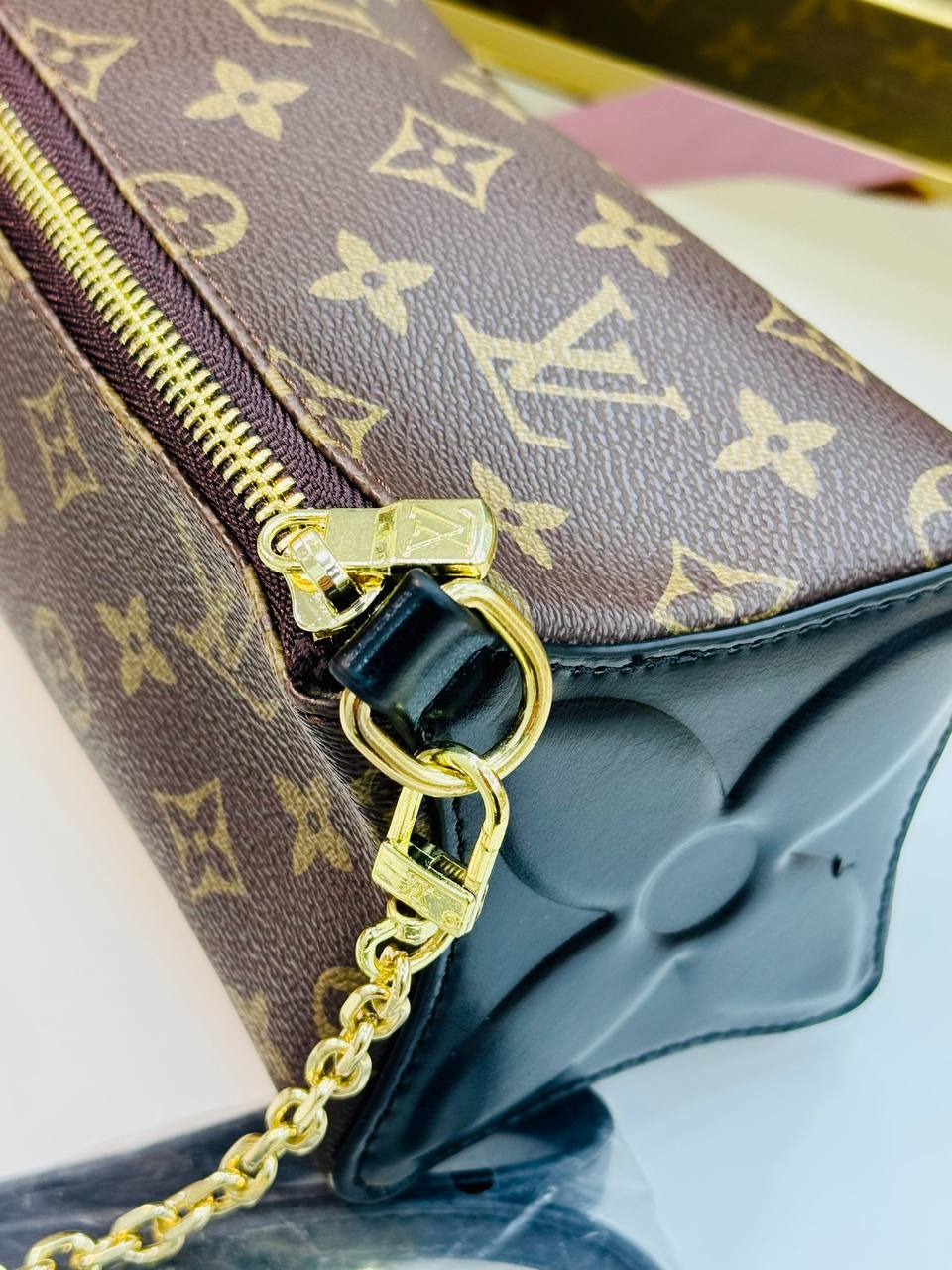 Trousse à main Louis Vuitton Bloom Monogram