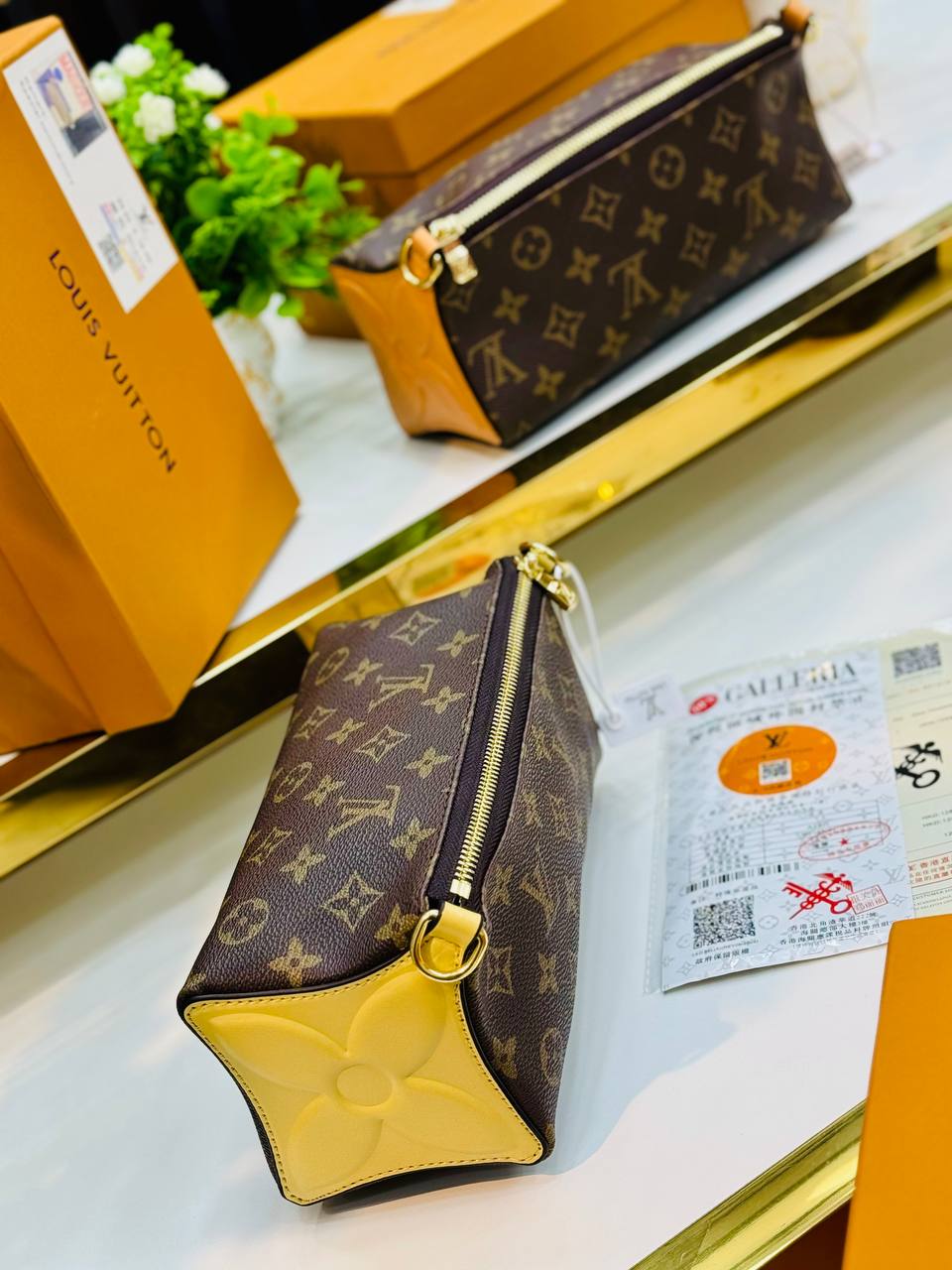Trousse à main Louis Vuitton Bloom Monogram